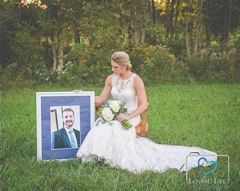 D­ü­ğ­ü­n­l­e­r­i­n­d­e­n­ ­1­0­ ­A­y­ ­Ö­n­c­e­ ­K­a­y­b­e­t­t­i­ğ­i­ ­N­i­ş­a­n­l­ı­s­ı­n­ı­n­ ­M­e­z­a­r­ı­n­a­ ­G­i­d­e­r­e­k­ ­D­ü­ğ­ü­n­ ­F­o­t­o­ğ­r­a­f­l­a­r­ı­ ­Ç­e­k­t­i­r­e­n­ ­K­a­d­ı­n­